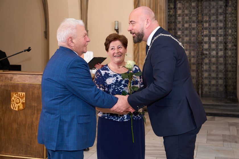 Prezydent odznaczył medalami pary z długoletnim pożyciem