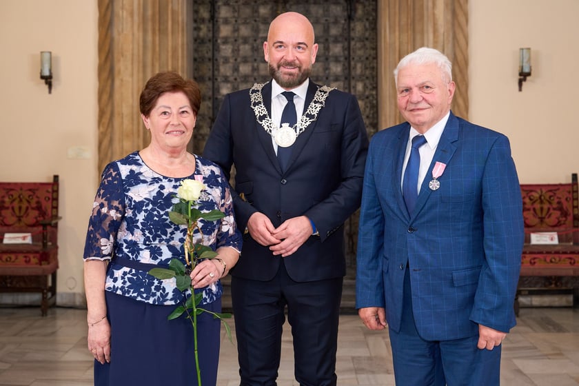Prezydent odznaczył medalami pary z długoletnim pożyciem