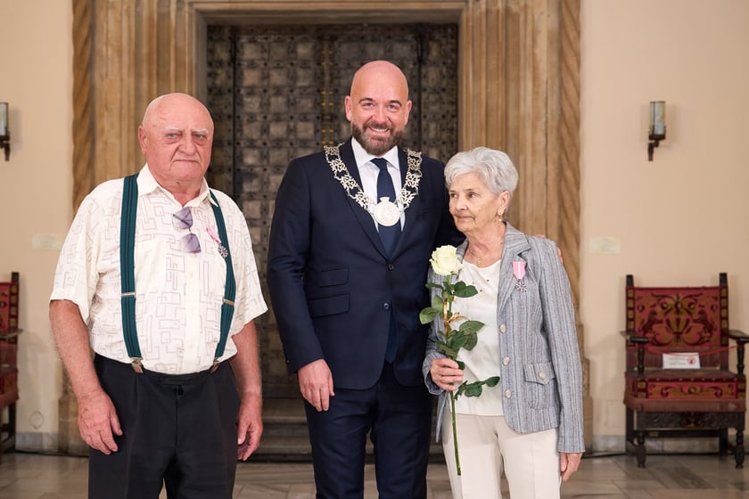 Prezydent odznaczył medalami pary z długoletnim pożyciem