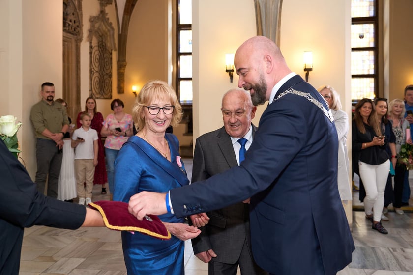 Prezydent odznaczył medalami pary z długoletnim pożyciem