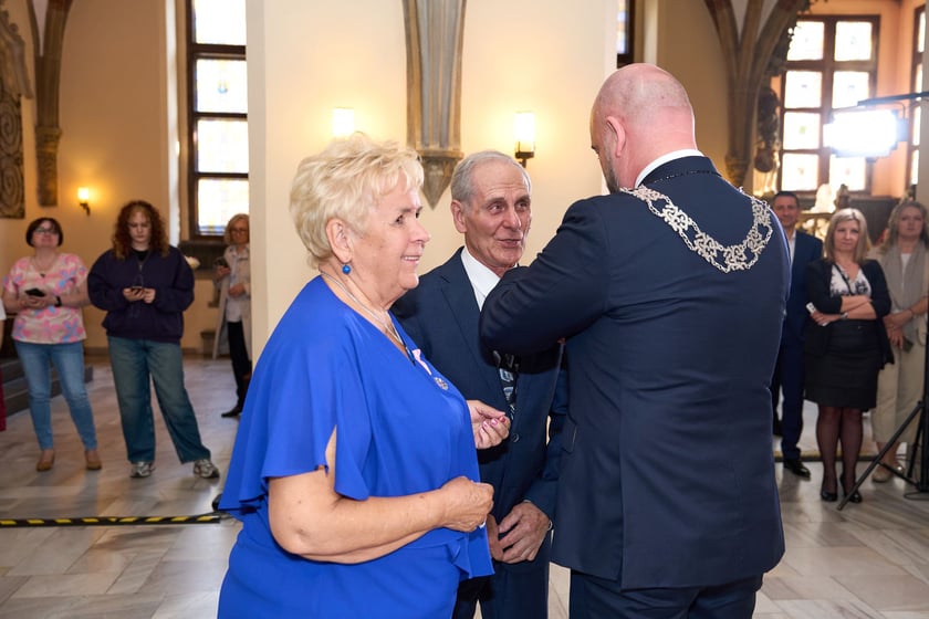 Prezydent odznaczył medalami pary z długoletnim pożyciem