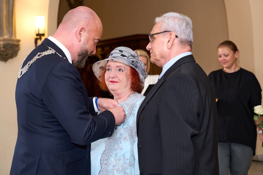 Prezydent odznaczył medalami pary z długoletnim pożyciem