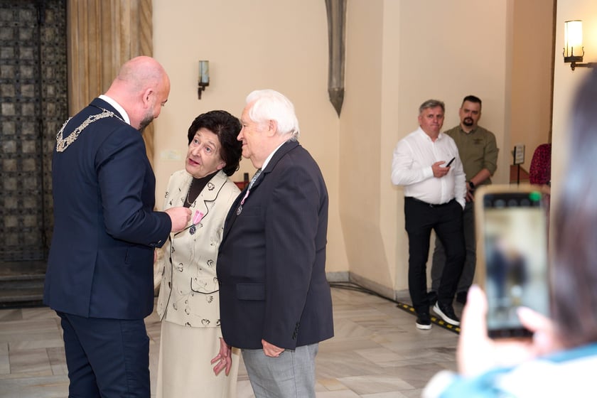 Prezydent odznaczył medalami pary z długoletnim pożyciem