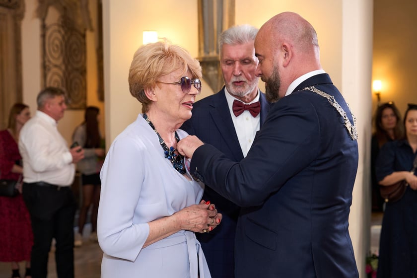 Prezydent odznaczył medalami pary z długoletnim pożyciem