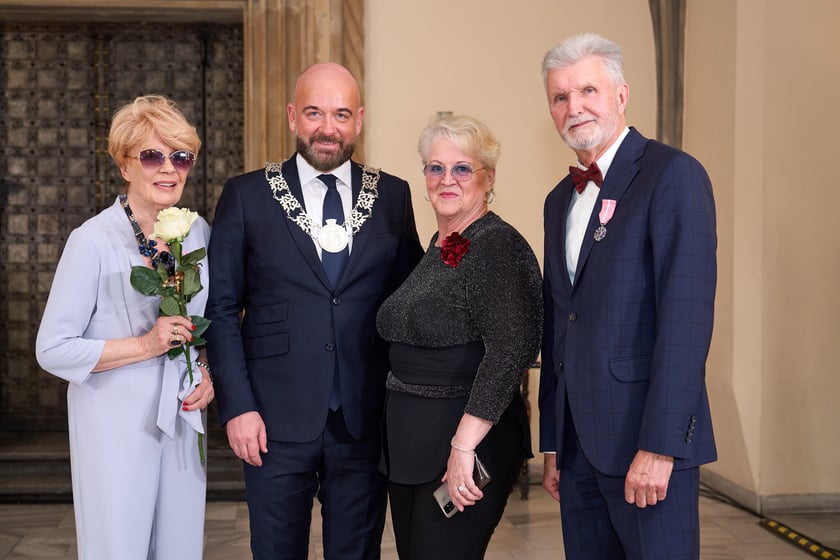 Prezydent odznaczył medalami pary z długoletnim pożyciem