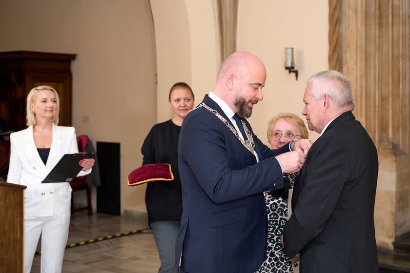 Prezydent odznaczył medalami pary z długoletnim pożyciem