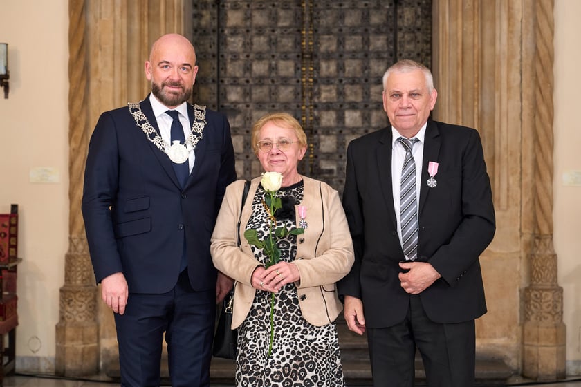Prezydent odznaczył medalami pary z długoletnim pożyciem
