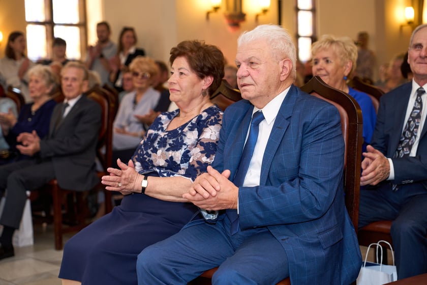 Prezydent odznaczył medalami pary z długoletnim pożyciem