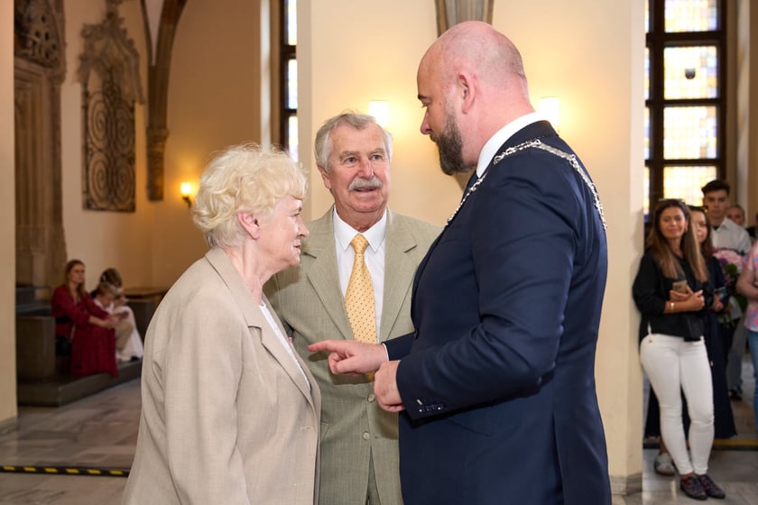 Prezydent odznaczył medalami pary z długoletnim pożyciem