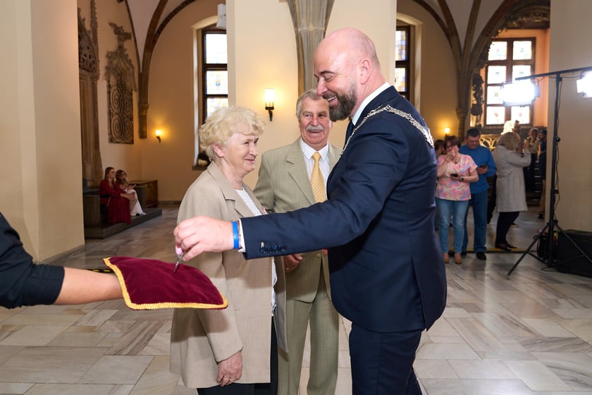 Prezydent odznaczył medalami pary z długoletnim pożyciem