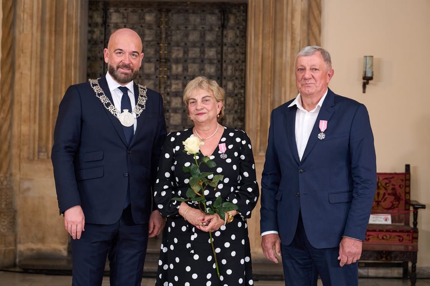 Prezydent odznaczył medalami pary z długoletnim pożyciem
