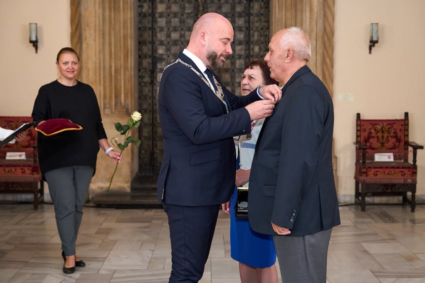 Prezydent odznaczył medalami pary z długoletnim pożyciem