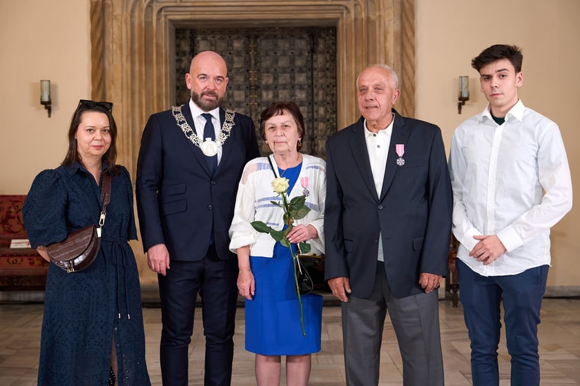 Prezydent odznaczył medalami pary z długoletnim pożyciem