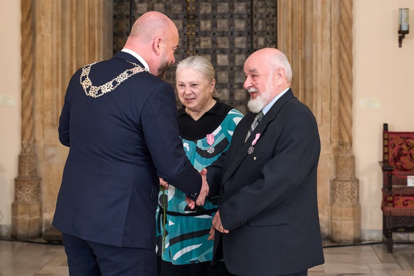 Prezydent odznaczył medalami pary z długoletnim pożyciem