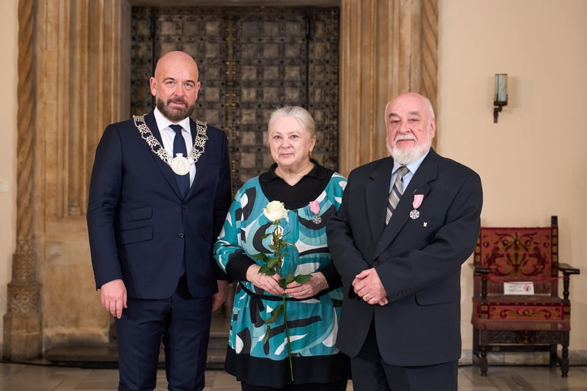Prezydent odznaczył medalami pary z długoletnim pożyciem