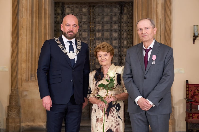 Prezydent odznaczył medalami pary z długoletnim pożyciem