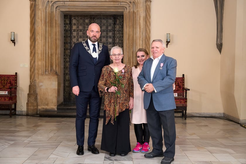 Prezydent odznaczył medalami pary z długoletnim pożyciem