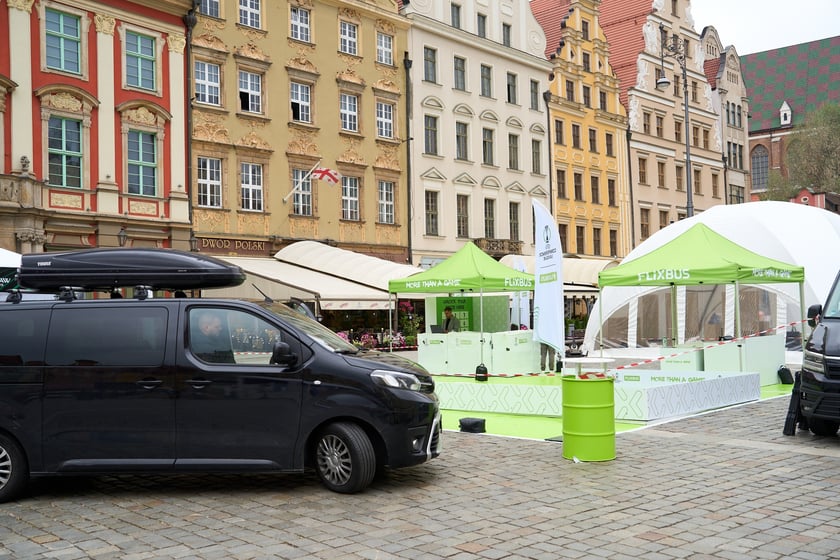 Budowa strefy Fan Festval na pl. Gołębim w rynku