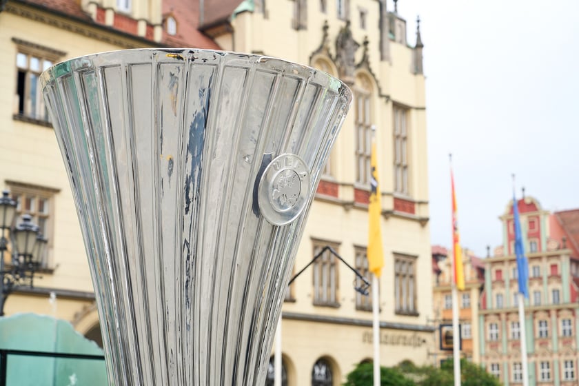 Budowa strefy Fan Festval na pl. Gołębim w rynku