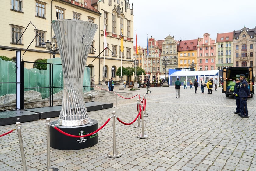 Budowa strefy Fan Festval na pl. Gołębim w rynku