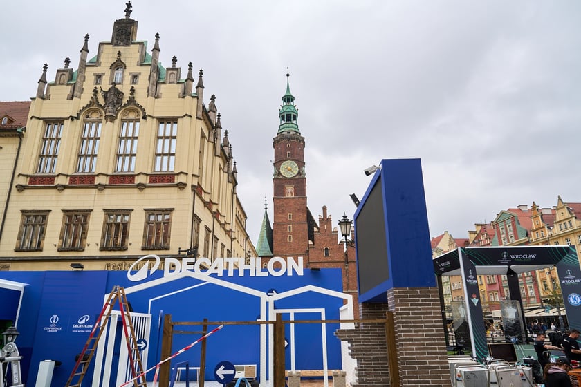 Budowa strefy Fan Festval na pl. Gołębim w rynku