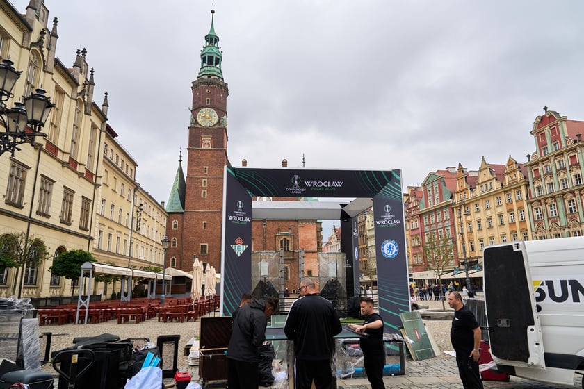 Budowa strefy Fan Festval na pl. Gołębim w rynku