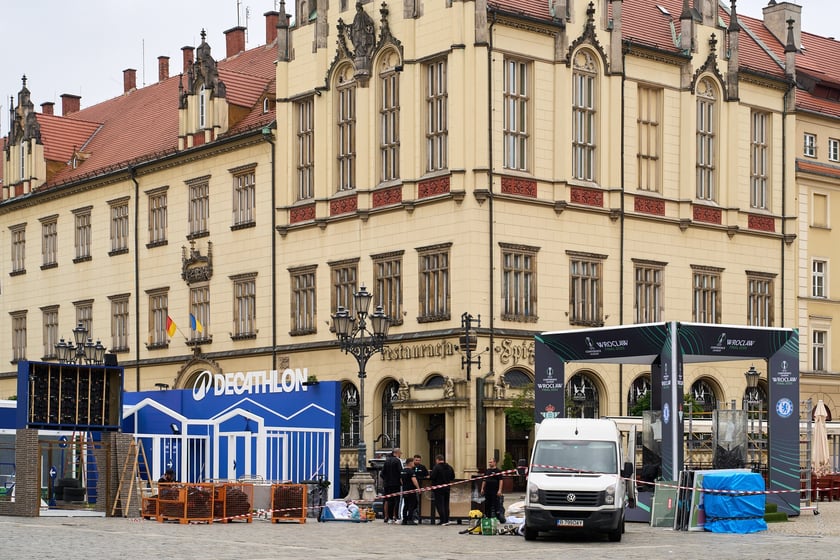 Budowa strefy Fan Festval na pl. Gołębim w rynku