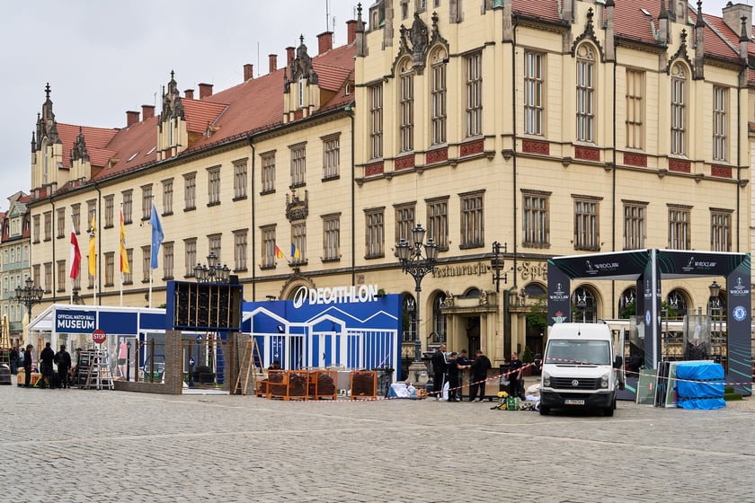 Budowa strefy Fan Festval na pl. Gołębim w rynku