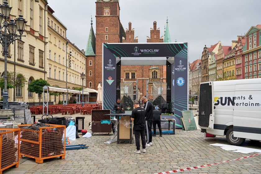 Budowa strefy Fan Festval na pl. Gołębim w rynku