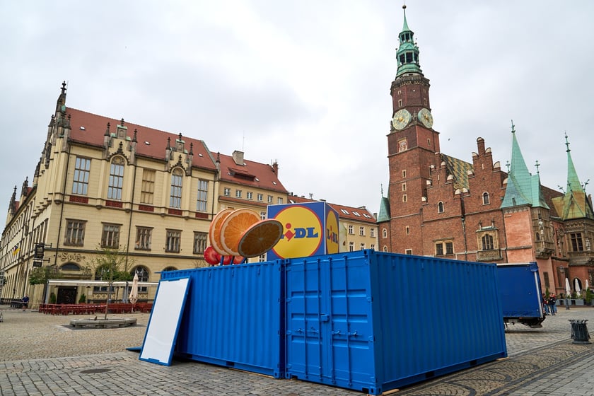 Budowa strefy Fan Festval na pl. Gołębim w rynku