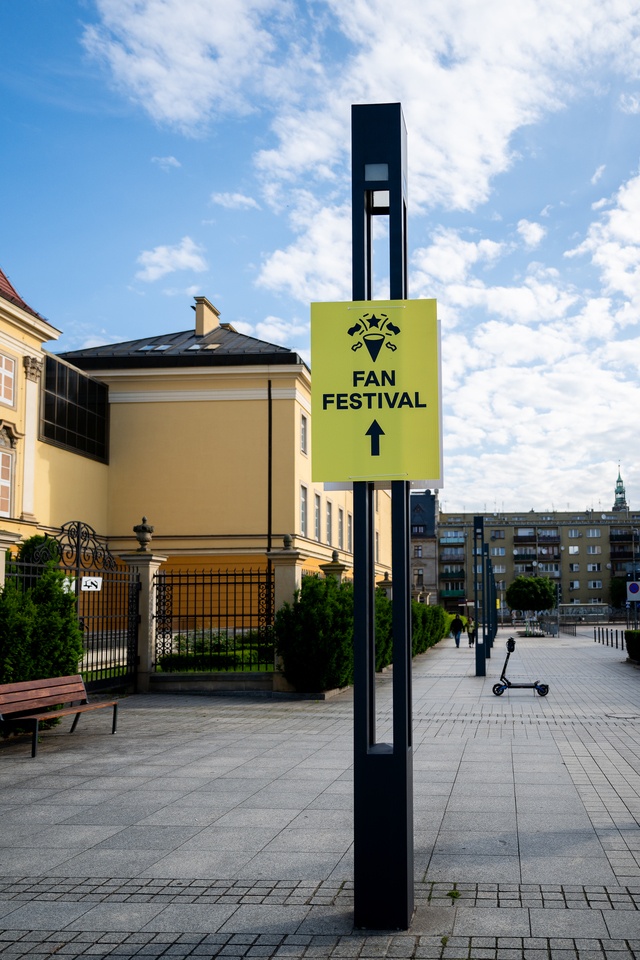 Budowa strefy Fan Festval na pl. Wolności