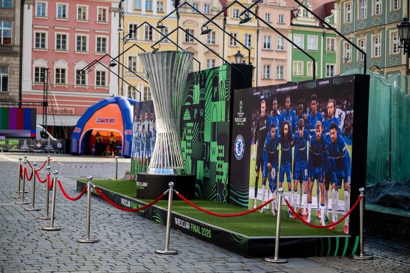 Budowa strefy Fan Festval na pl. Gołębim w rynku