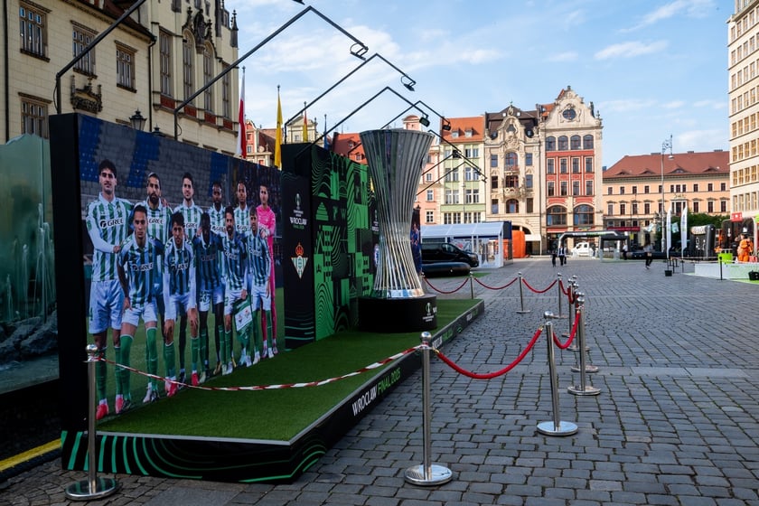 Budowa strefy Fan Festval na pl. Gołębim w rynku
