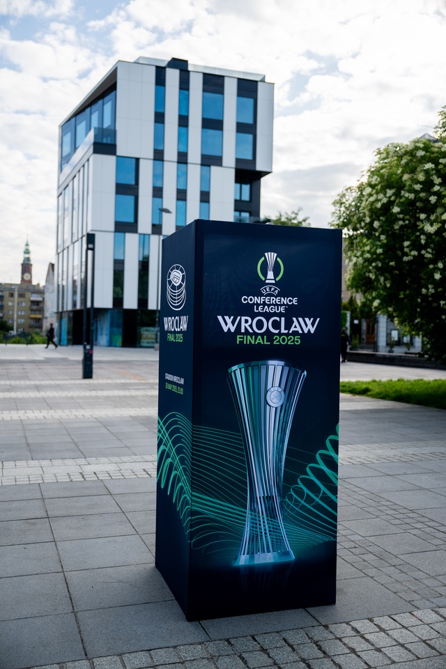 Budowa strefy Fan Festval na pl. Wolności