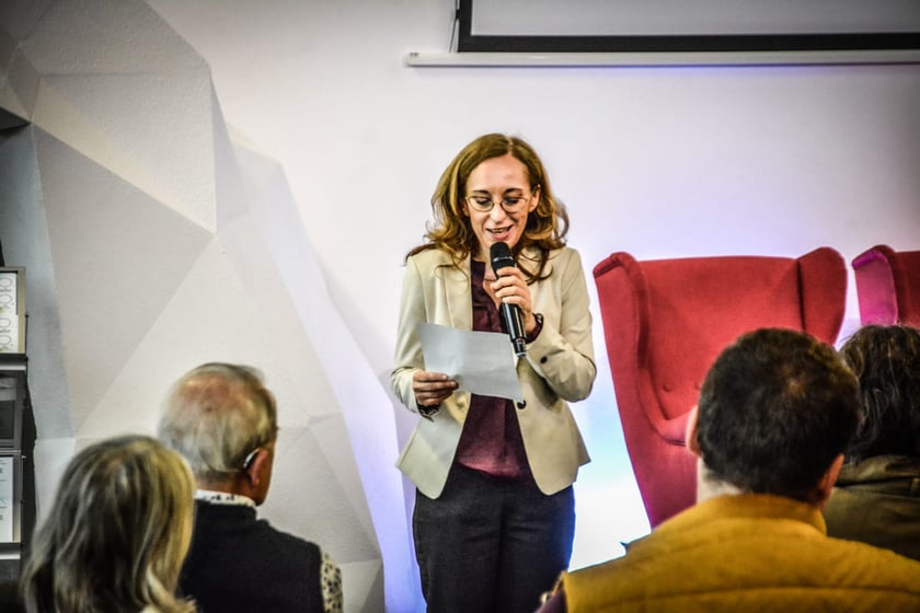 Debata o tożsamości ziem zachodnich i p&oacute;łnocnych. Centrum Historii Zajezdnia, 22.05.2025. Przy mikrofonie dr Katarzyna Uczkiewicz, prowadząca debatę.