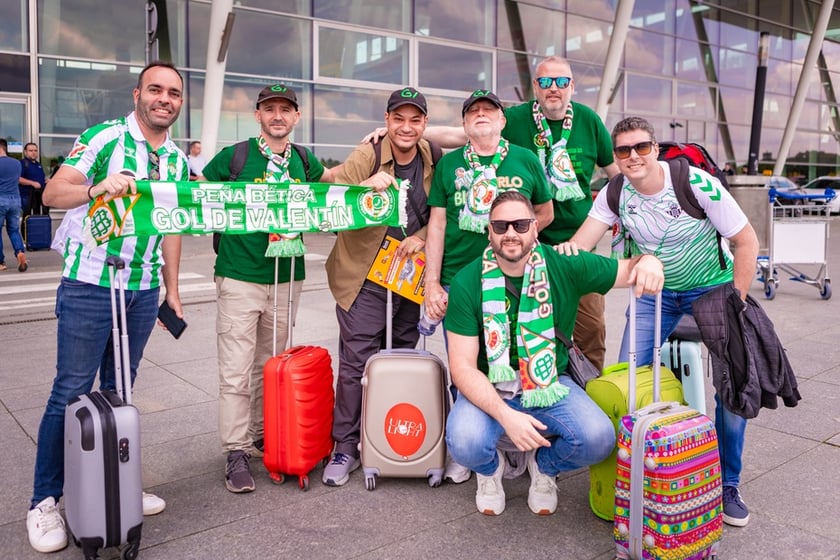 Kibice Real Betis na lotnisku we Wrocławiu