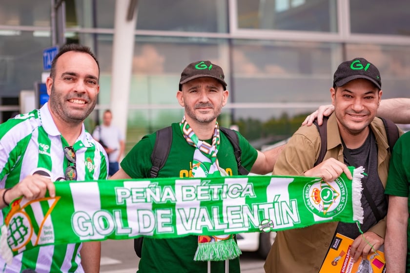 Kibice Real Betis na lotnisku we Wrocławiu