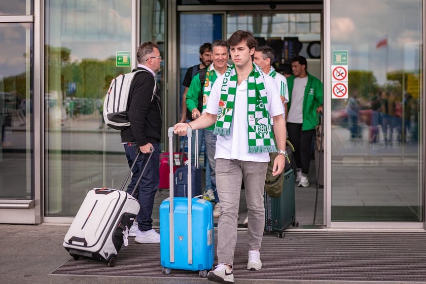 Kibice Real Betis na lotnisku we Wrocławiu