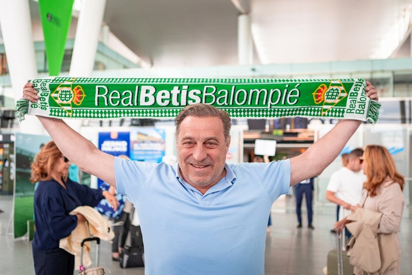 Kibice Real Betis na lotnisku we Wrocławiu