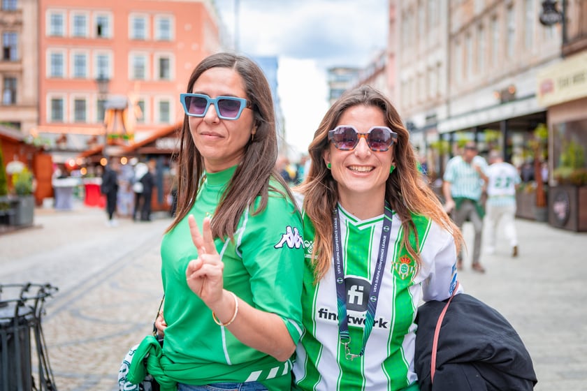 Kibice na wrocławskim Rynku. 28.05.2025. Na zdjęciu Anna i Maria.