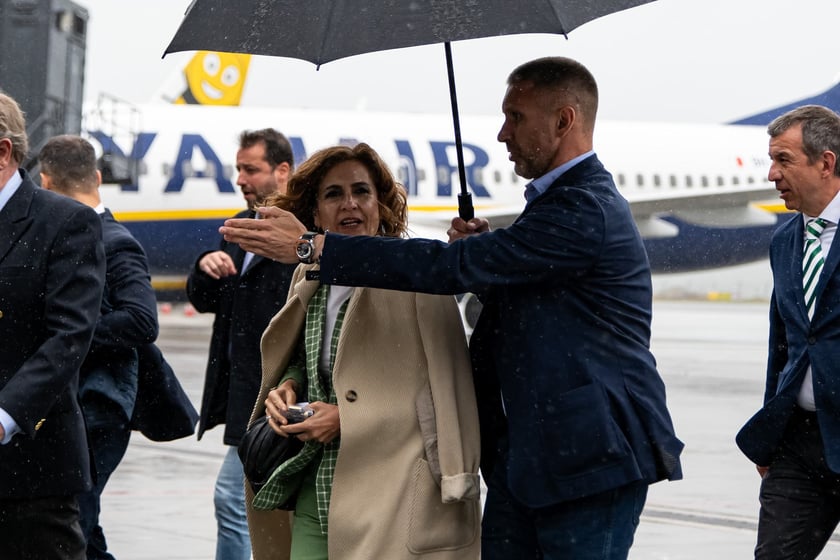 Na mecz sevilskiego klubu Betis, w kt&oacute;rym o puchar Ligi Konferencji drużyna ta będzie walczyć z Chelsea, przyleciała wicepremier Hiszpanii - Carmen Calvo.