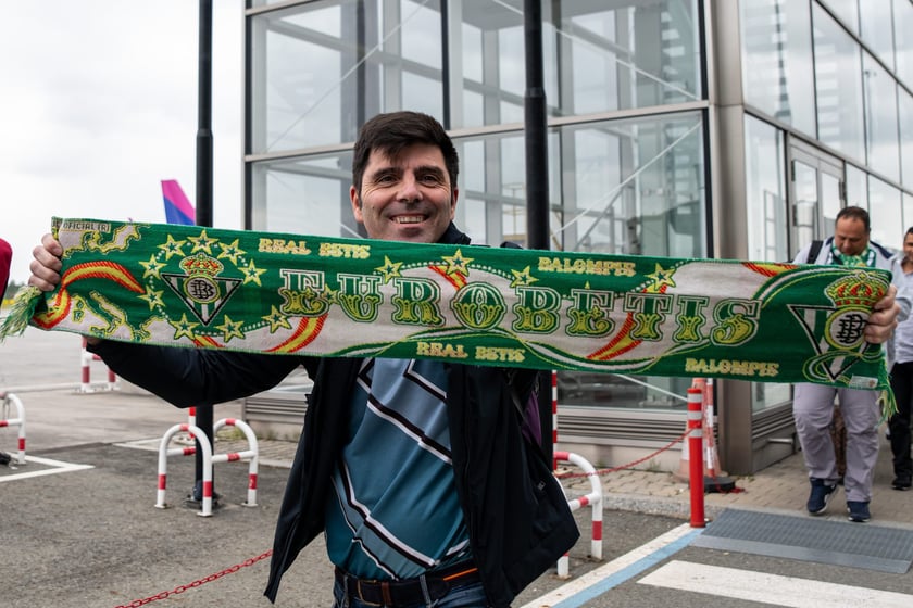 Na wrocławskim lotnisku lądują rzesze kibiców. Dziś mecz Ligii Konferencji, Betis walczy o puchar z Chelsea