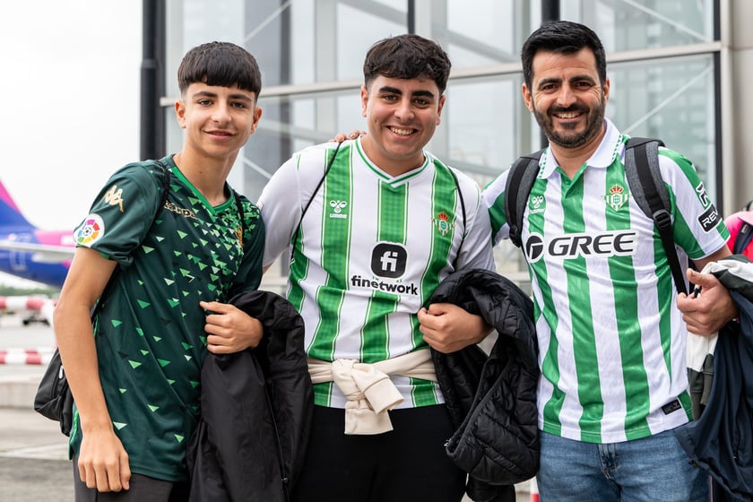 Na wrocławskim lotnisku lądują rzesze kibiców. Dziś mecz Ligii Konferencji, Betis walczy o puchar z Chelsea