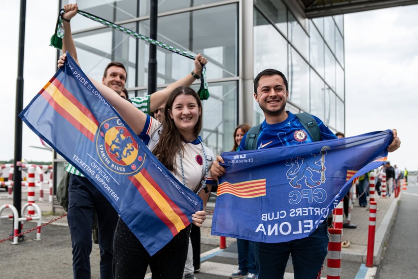 Na wrocławskim lotnisku lądują rzesze kibiców. Dziś mecz Ligii Konferencji, Betis walczy o puchar z Chelsea