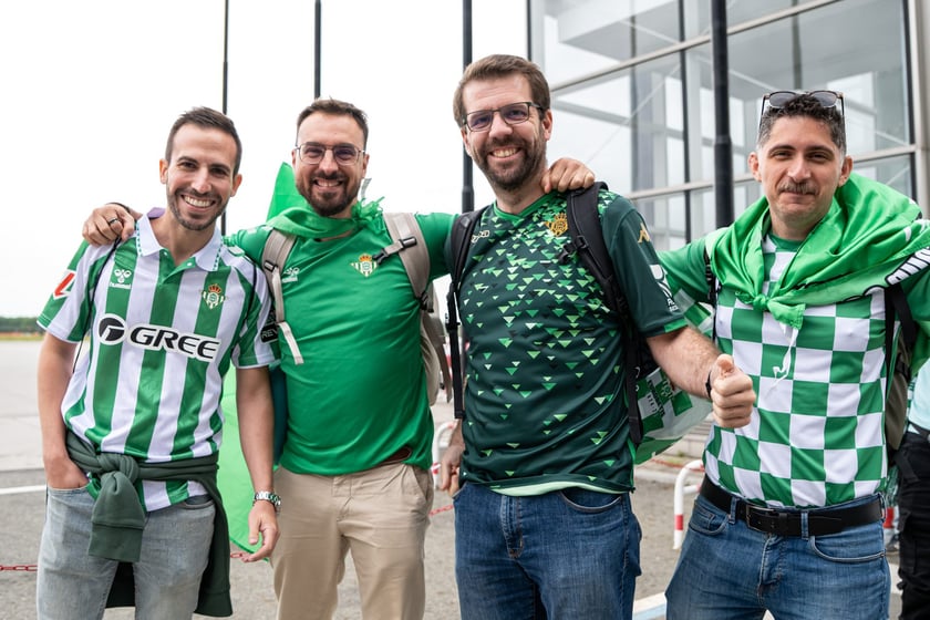 Na wrocławskim lotnisku lądują rzesze kibiców. Dziś mecz Ligii Konferencji, Betis walczy o puchar z Chelsea