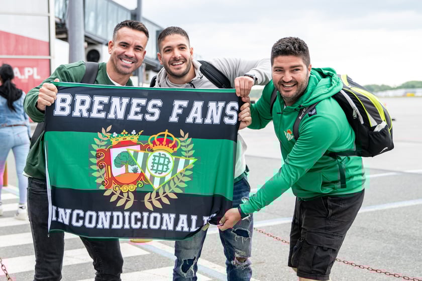 Na wrocławskim lotnisku lądują rzesze kibiców. Dziś mecz Ligii Konferencji, Betis walczy o puchar z Chelsea
