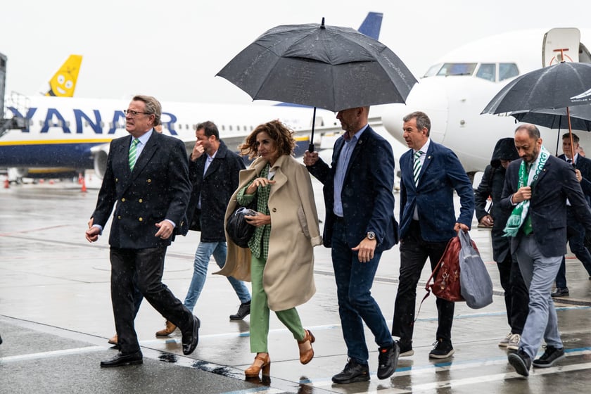 Na mecz sevilskiego klubu Betis, w kt&oacute;rym o puchar Ligi Konferencji drużyna ta będzie walczyć z Chelsea, przyleciała wicepremier Hiszpanii - Carmen Calvo.