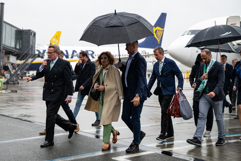 Na mecz sevilskiego klubu Betis, kt&oacute;y o puchar Ligi Konferencji walczyć będzie z Chelsea, przyleciała wicepremier Hiszpanii Carmen Calvo.