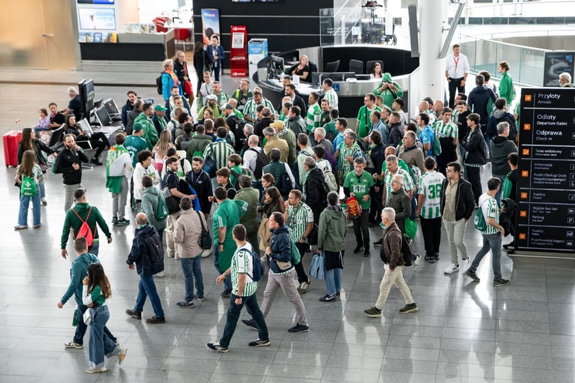 Na wrocławskim lotnisku lądują rzesze kibiców. Dziś mecz Ligii Konferencji, Betis walczy o puchar z Chelsea