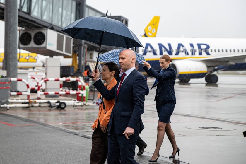 Na wrocławskim lotnisku lądują rzesze kibiców. Dziś mecz Ligii Konferencji, Betis walczy o puchar z Chelsea
